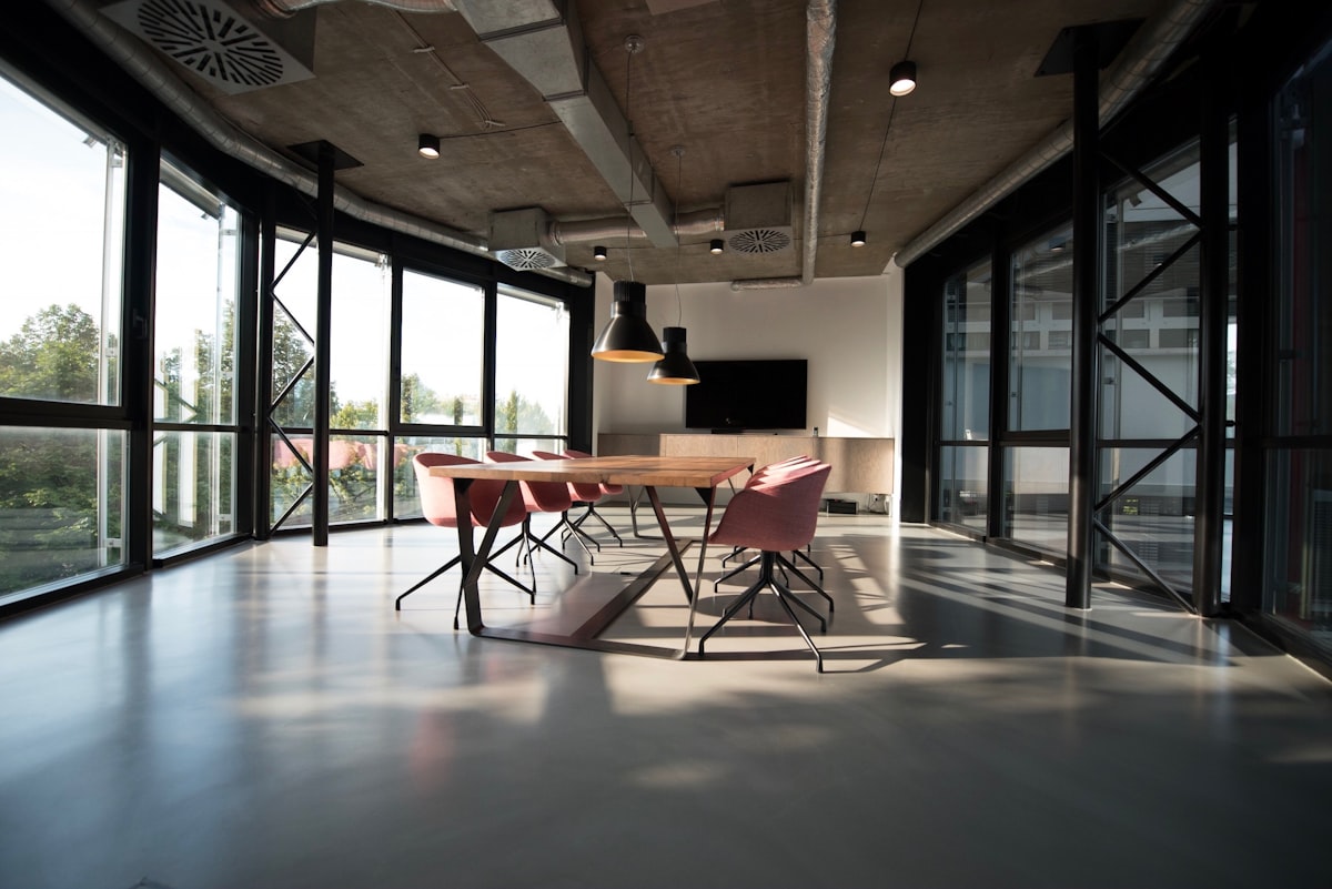 Modern ofis ve hibrit çalışma alanı